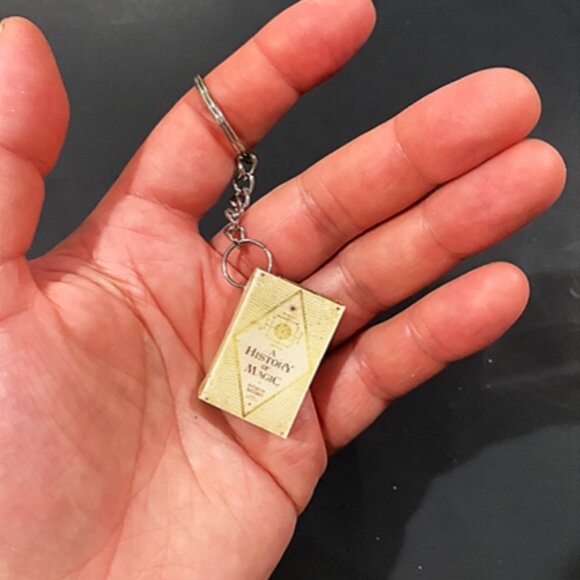 Mini “A History of Hogwarts” Keychain – Magical Replica Collectible - Picture 6 of 9